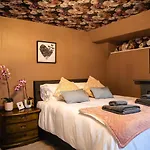 Lonsdale Retreat 펜션