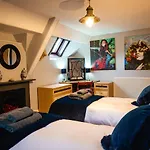 Lonsdale Retreat * 펜리스