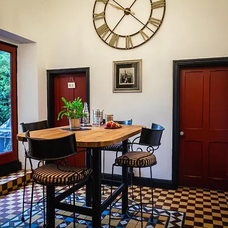 Lonsdale Retreat بنريث