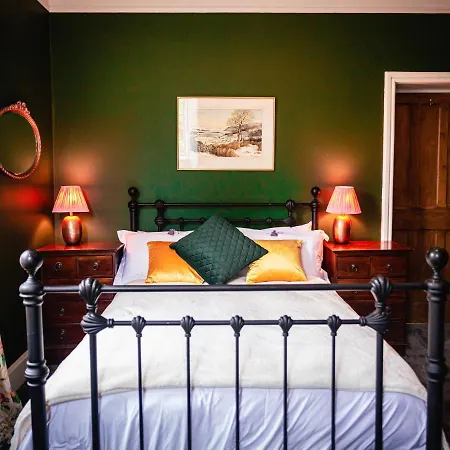 Lonsdale Retreat פנרית'